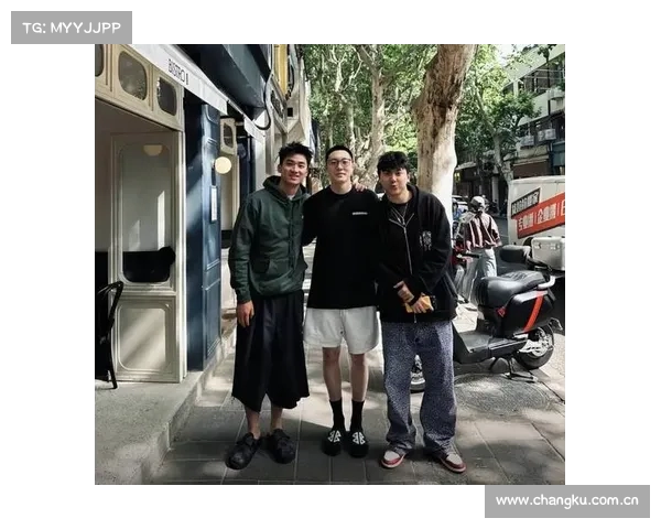 胡明轩与德豪上海逛街小胡消瘦明显李弘权领证娇妻小蛮腰引关注 胡明轩与德豪上海逛街小胡消瘦明显李弘权领证娇妻小蛮腰引关注