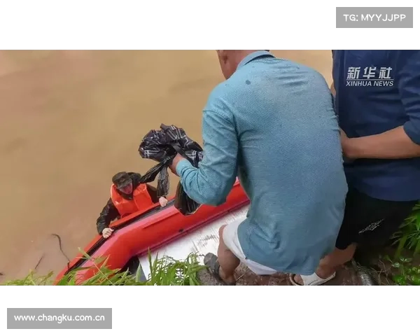 桂林兴安暴雨导致交通中断 印刷厂工人被困当局紧急救援 桂林兴安暴雨导致交通中断 印刷厂工人被困当局紧急救援